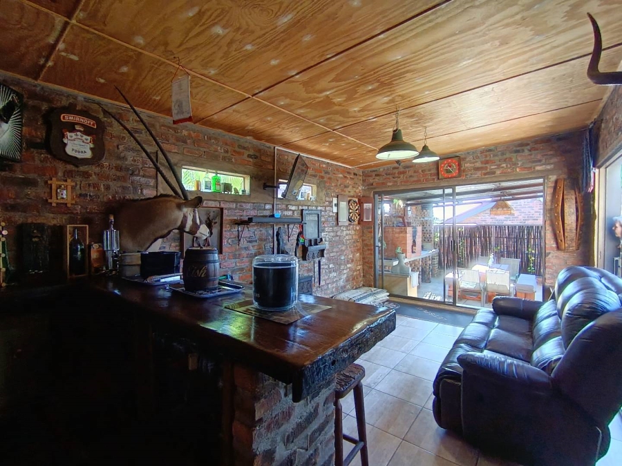 5 Bedroom Property for Sale in Langenhovenpark Free State